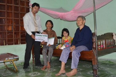 Gần 50 triệu đồng đến với bé gái mất cả cha lẫn mẹ