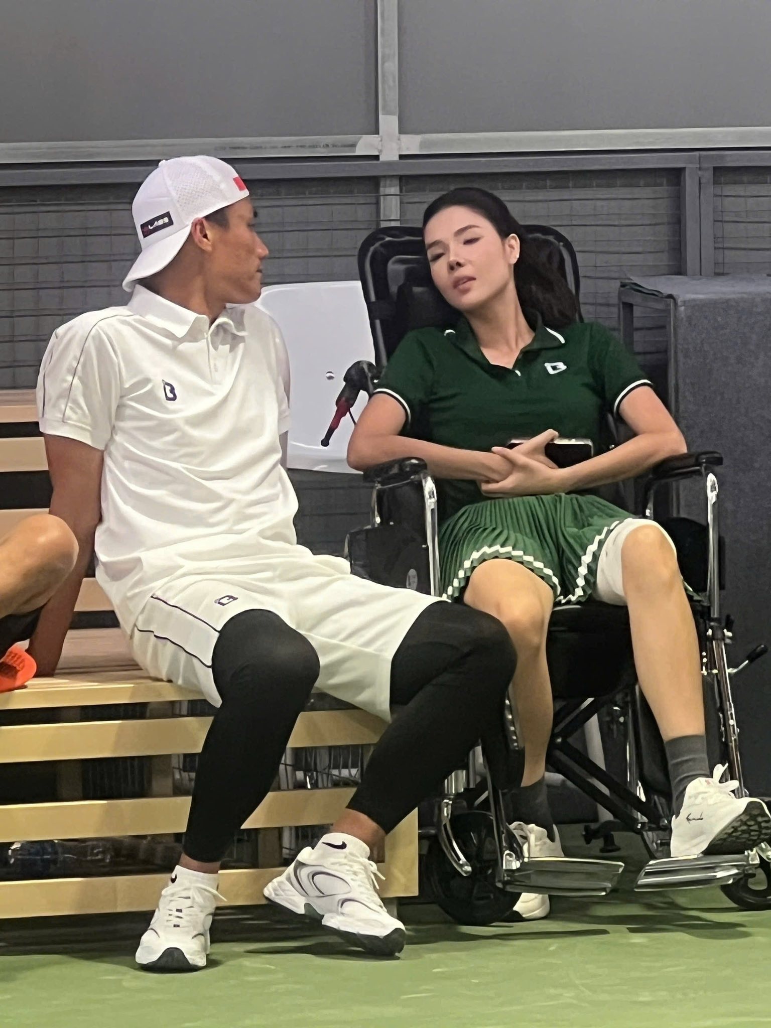 Bị nói làm màu ngồi xe lăn chơi pickleball, vợ Mạc Hồng Quân lên tiếng - 1