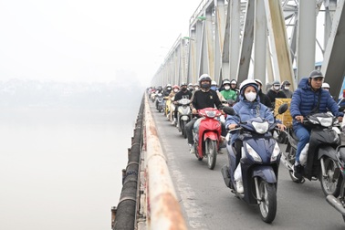 Không khí Hà Nội ô nhiễm từ sáng đến đêm: Gây hại vượt xa hệ hô hấp