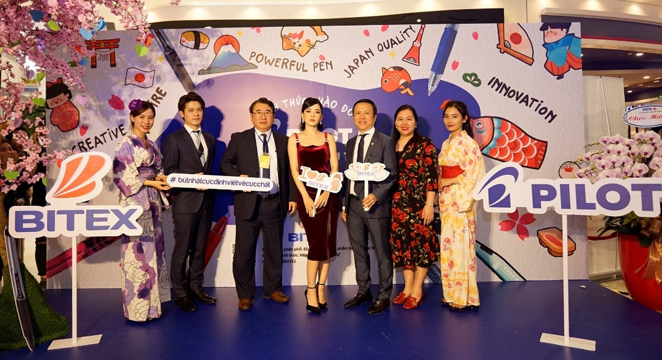 Chi Pu, Jun Phạm “khoe” Bút Nhật hàng đầu thế giới - 3 Chi Pu, Jun Phạm “khoe” Bút Nhật hàng đầu thế giới - 3