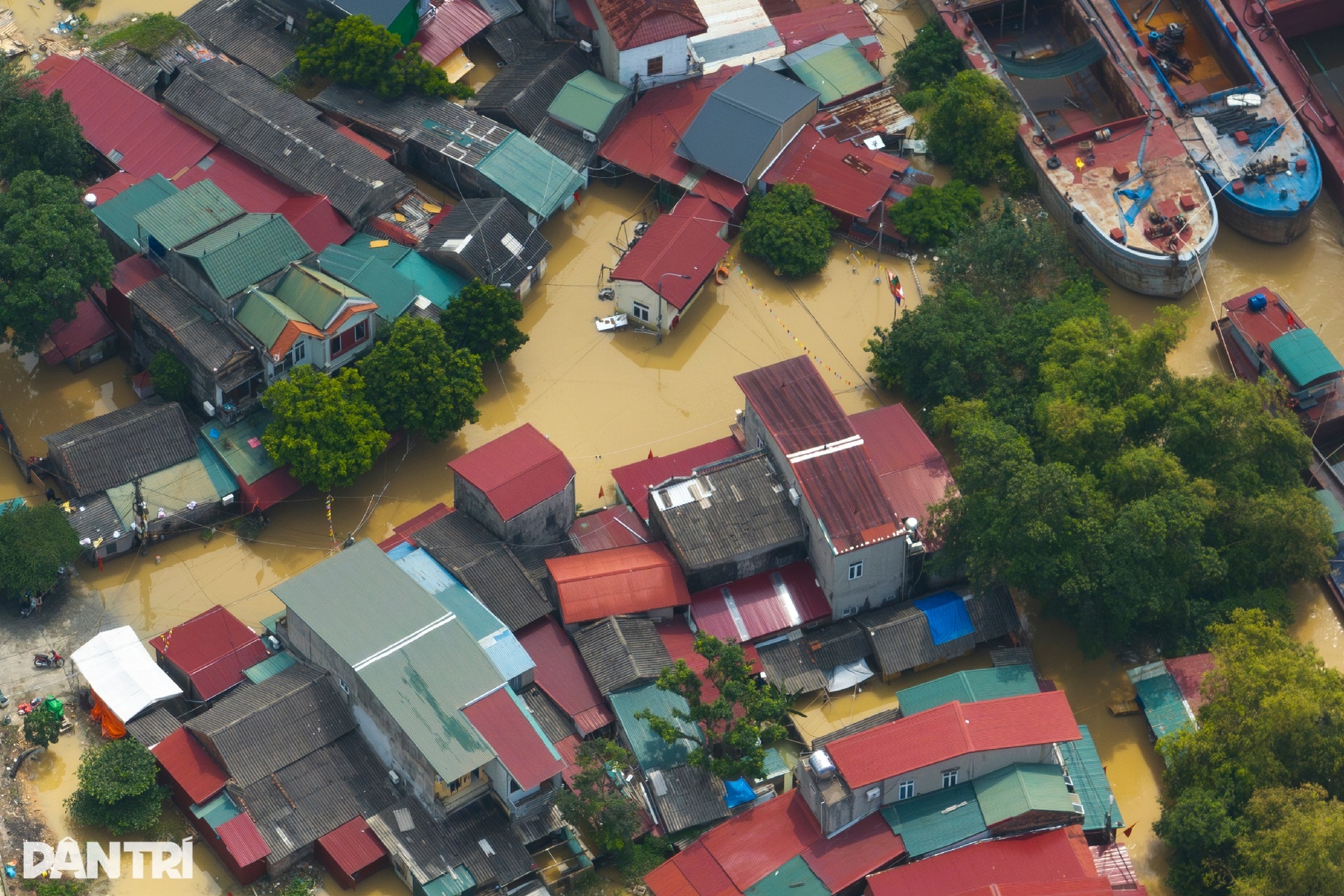 Khung cảnh xót xa với những mái nhà chìm sâu dưới dòng nước lũ - 5