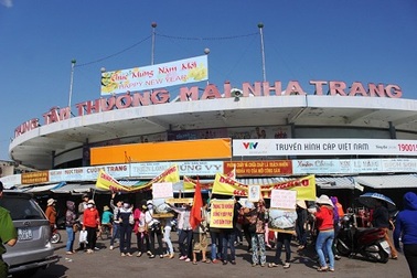 Hàng trăm tiểu thương Chợ Đầm đồng loạt bãi thị