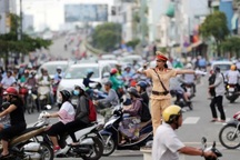 Khi tham gia giao thông, người lái xe cần có những giấy tờ gì?