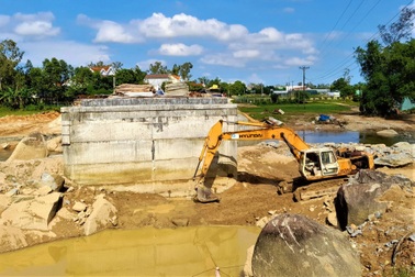 Dân khốn khổ vì cầu thi công "rùa bò", đường tạm bị lũ cuốn trôi