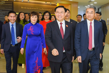 Chủ tịch Quốc hội: Phấn đấu giảm lãi vay, tăng khả năng tiếp cận vốn