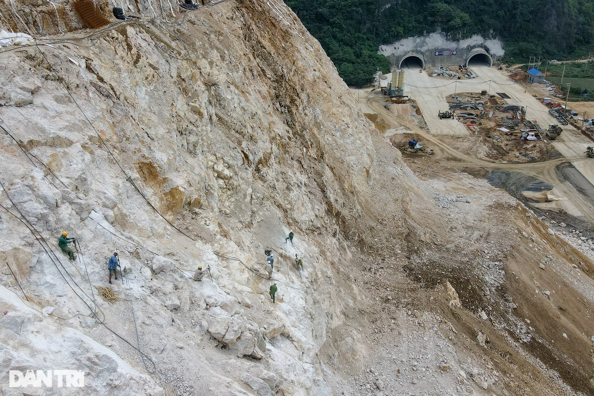 Thảm những mét đường nhựa đầu tiên trên cao tốc Ninh Bình - Thanh Hóa - 8 Thảm những mét đường nhựa đầu tiên trên cao tốc Ninh Bình - Thanh Hóa - 8