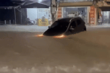 Mưa lớn cuốn trôi ô tô ở Thái Nguyên