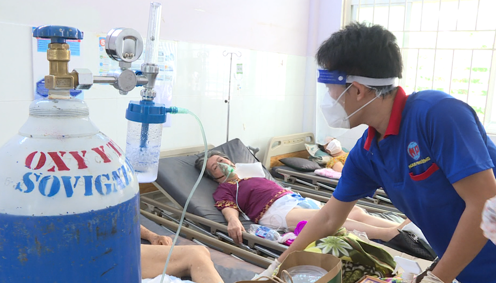 Kĩ sư F0 giấu gia đình ở lại bệnh viện phụ việc bác sĩ - 1 Kĩ sư F0 giấu gia đình ở lại bệnh viện phụ việc bác sĩ - 1