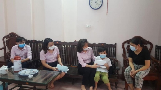 Lãnh đạo NHCSXH Hà Nội tặng máy tính cho học sinh nghèo vượt khó tại xã Yên Sơn, huyện Quốc Oai
