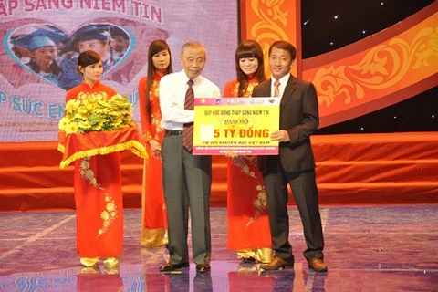 Hội Khuyến học Việt Nam trao học bổng đến 20 tân SV nghèo