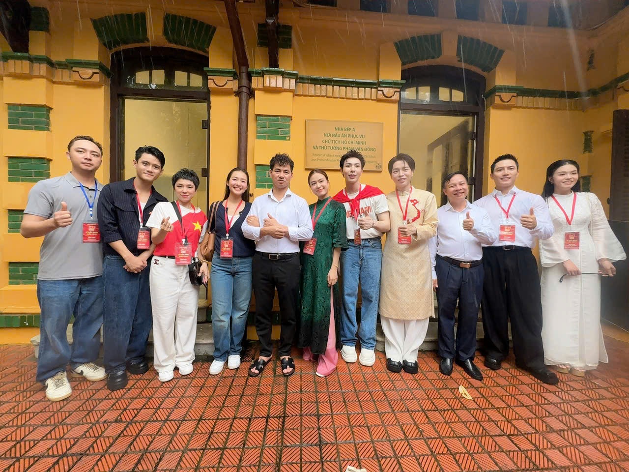 Cục trưởng Xuân Bắc, Đen Vâu cùng dàn nghệ sĩ thăm Nhà sàn Bác Hồ - 11