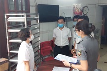 Hà Nội: Phát hiện 1 xưởng sản xuất bánh trung thu nằm cạnh rãnh nước thải