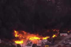 Máy bay chở hàng rơi ở Mỹ, bốc cháy dữ dội