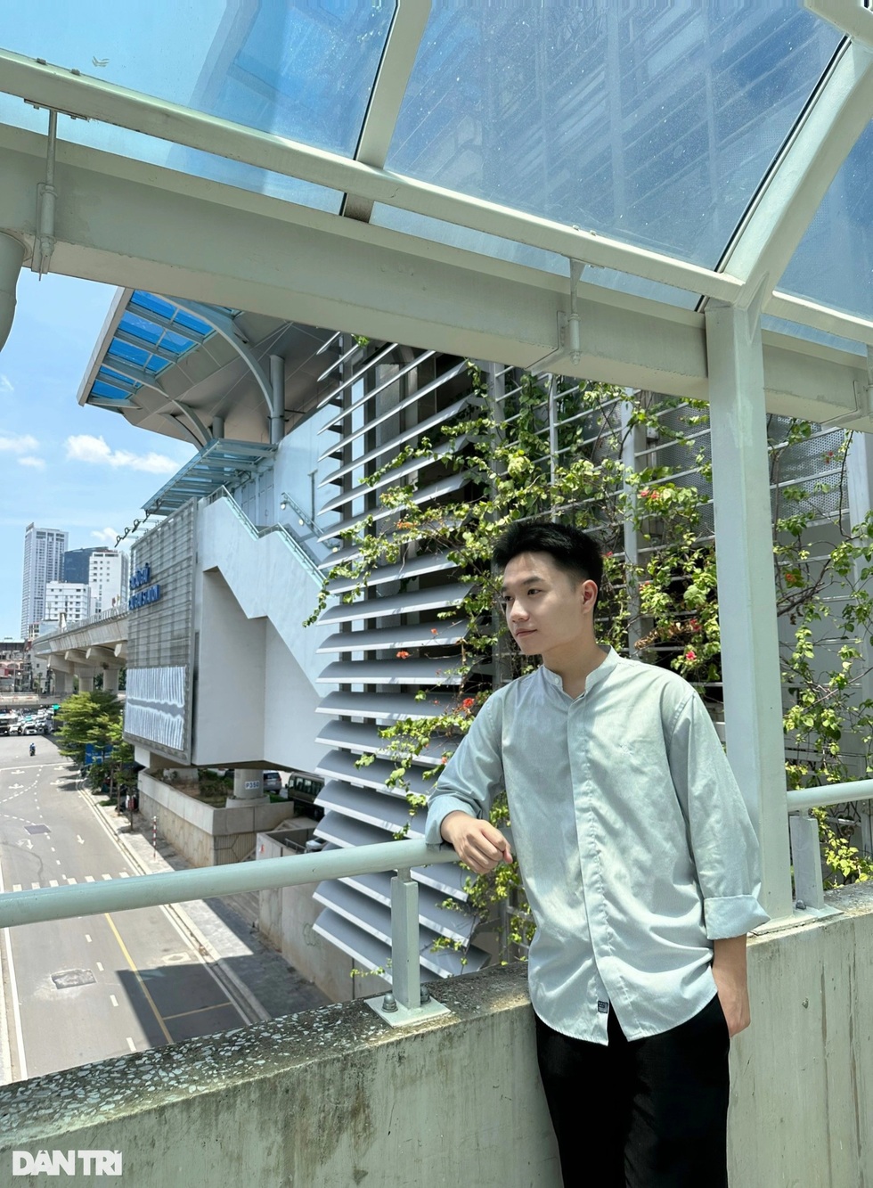 Nắng nóng giới trẻ Hà Nội vẫn đổ xô sống ảo ở tuyến tàu Nhổn - ga Hà Nội - 4