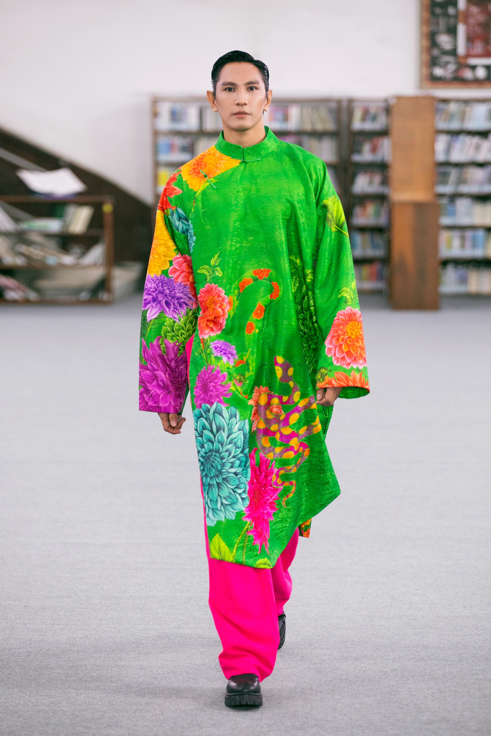 Võ Hoàng Yến vừa bế em bé vừa catwalk sau khi tái xuất - 6 Võ Hoàng Yến vừa bế em bé vừa catwalk sau khi tái xuất - 6