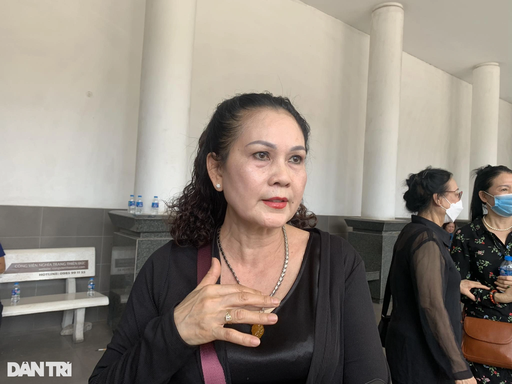 NSND Lê Tiến Thọ, Vân Quyền đau xót trong lễ tang NSND Trần Bảng - 4 NSND Lê Tiến Thọ, Vân Quyền đau xót trong lễ tang NSND Trần Bảng - 4