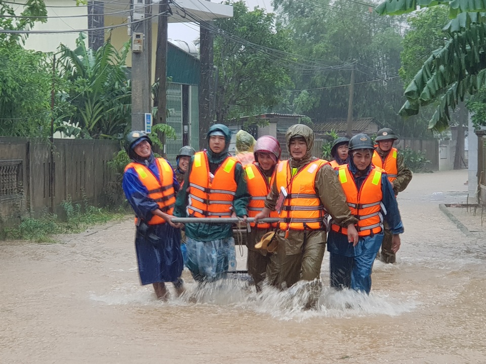 Nước dâng bất ngờ, người dân hối hả chạy lũ - 1 Nước dâng bất ngờ, người dân hối hả chạy lũ - 1