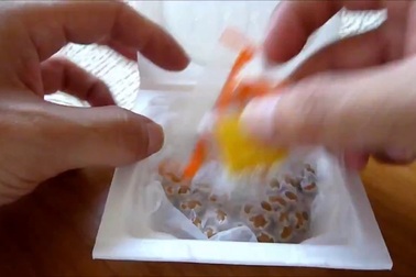 Thưởng thức món đậu lên men và trứng sống