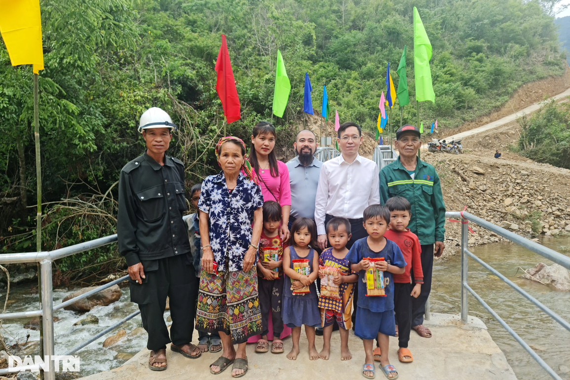 Ngập tràn niềm vui ngày khánh thành cầu Khuyến học và Dân trí nơi biên giới - 14 Ngập tràn niềm vui ngày khánh thành cầu Khuyến học và Dân trí nơi biên giới - 14