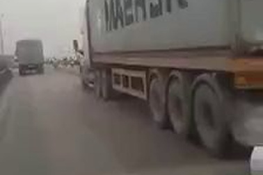 Vì sao hàng trăm phương tiện đi ngược chiều trên quốc lộ 5?