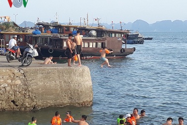 Gặp dòng chảy xa bờ khi tắm biển, 2 du khách đuối nước