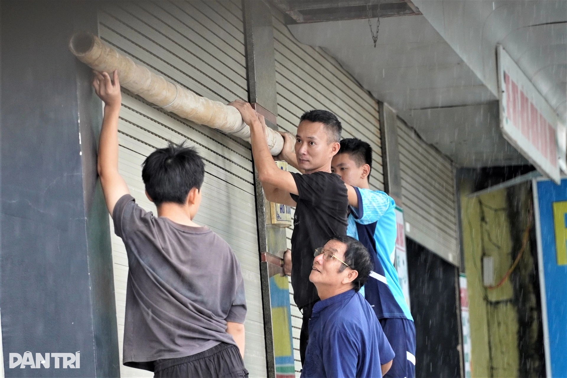 Du khách trải nghiệm biển Sầm Sơn trước bão - 9 Du khách trải nghiệm biển Sầm Sơn trước bão - 9