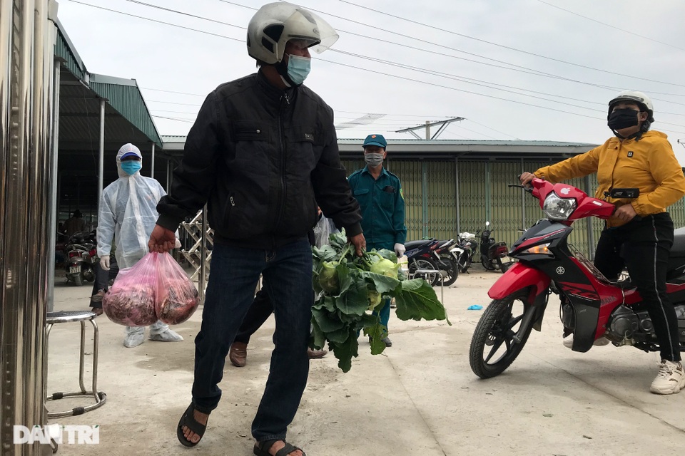 Người dân tâm dịch thành phố Chí Linh đi chợ bằng thẻ theo ngày chẵn lẻ - 15 Người dân tâm dịch thành phố Chí Linh đi chợ bằng thẻ theo ngày chẵn lẻ - 15