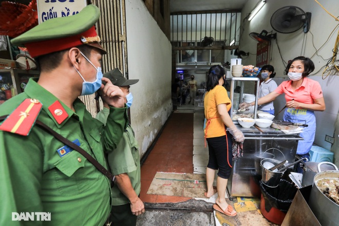 Hà Nội: Hàng loạt quán ăn vỉa hè lắp vách ngăn giọt bắn chống Covid-19 - 5 Hà Nội: Hàng loạt quán ăn vỉa hè lắp vách ngăn giọt bắn chống Covid-19 - 5