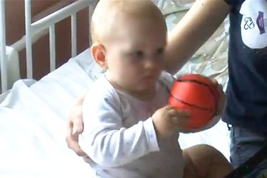 Rơi xuống từ tầng 5, cậu bé 11 tháng tuổi sống sót nhờ thứ không ngờ này