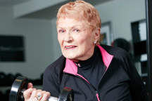 Cụ bà U100 sống khỏe nhờ làm việc này 20 phút mỗi ngày