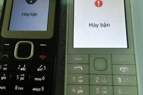 Kỷ lục: Bà mẹ dùng sáu cái điện thoại để đăng ký tiêm vắc xin