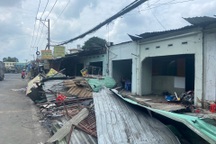 Container tông 6 ki ốt ở TPHCM, nhiều người hoảng loạn tìm lối thoát