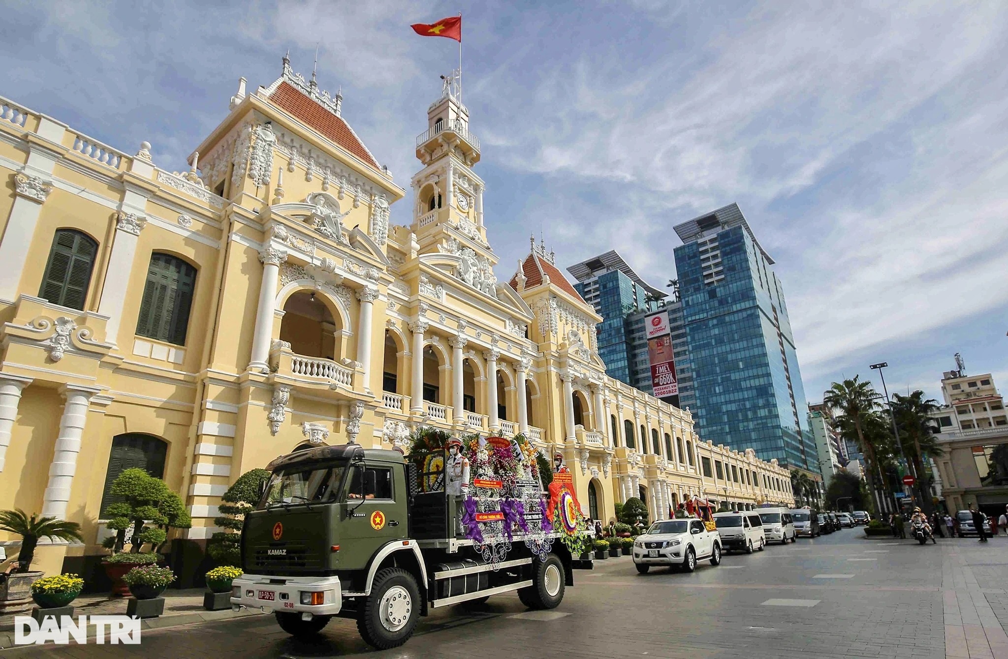 Người dân TPHCM tiễn đưa Phó Chủ tịch Lê Hòa Bình về nơi an nghỉ cuối cùng - 18 Người dân TPHCM tiễn đưa Phó Chủ tịch Lê Hòa Bình về nơi an nghỉ cuối cùng - 18