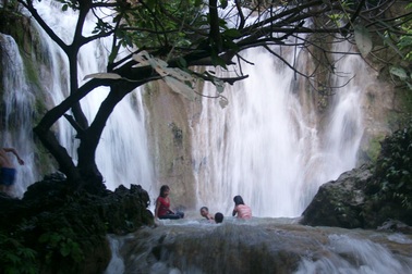 Khách Tây thích thú khám phá thác nước Đà Lạt