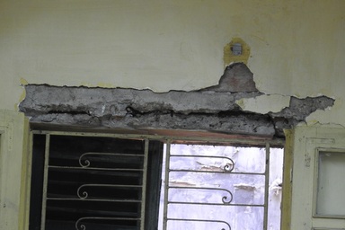 Học sinh nhập viện do mảng vữa trần rơi trúng đầu: Nhà trường kêu cứu