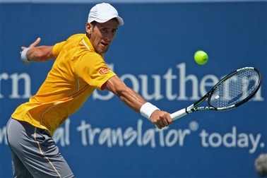 Djokovic lách qua khe cửa hẹp vào tứ kết