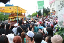 Hàng ngàn khán giả và bạn bè đưa tiễn Duy Nhân