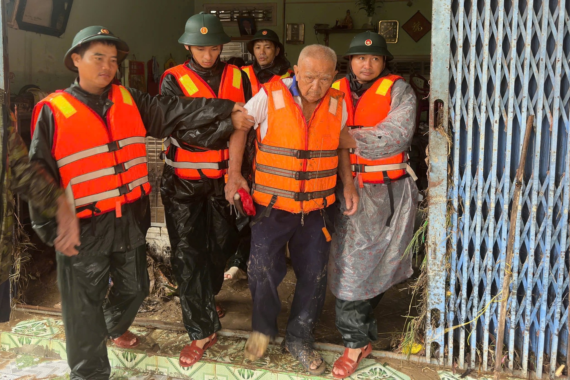 Nước dâng cao, lực lượng chức năng căng mình cứu dân trong lũ - 14 Nước dâng cao, lực lượng chức năng căng mình cứu dân trong lũ - 14