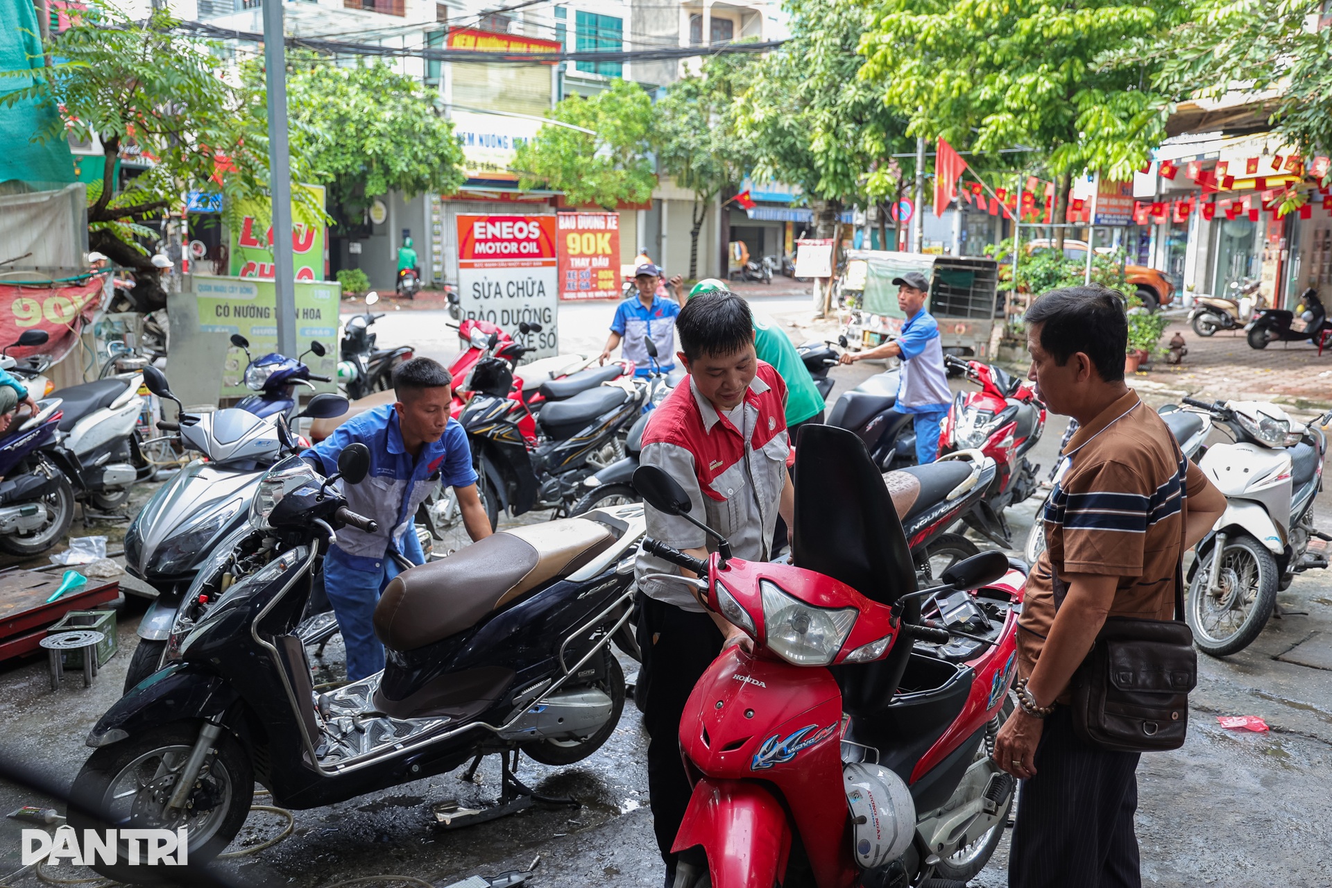 Xe chết máy la liệt sau mưa lớn ở Hà Nội, cửa hàng sửa ngày đêm không xuể - 2 Xe chết máy la liệt sau mưa lớn ở Hà Nội, cửa hàng sửa ngày đêm không xuể - 2