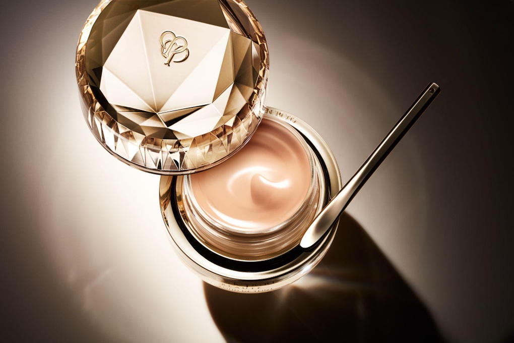 Kem nền mới của Clé de Peau Beauté - lựa chọn của phụ nữ thành đạt - 3 Kem nền mới của Clé de Peau Beauté - lựa chọn của phụ nữ thành đạt - 3