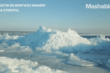 Khối băng màu xanh kỳ lạ hiếm gặp với kích thước tương đương tòa nhà 3 tầng