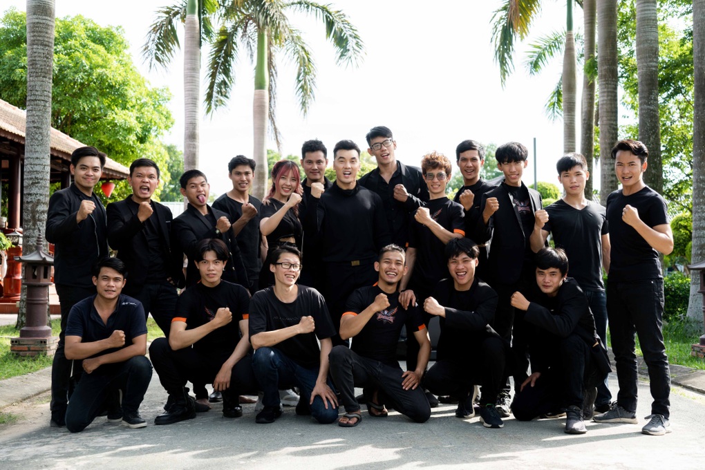 Cậu bé bị ức hiếp thành đạo diễn võ thuật hot mạng, kiếm trăm triệu/tháng - 4 Cậu bé bị ức hiếp thành đạo diễn võ thuật hot mạng, kiếm trăm triệu/tháng - 4