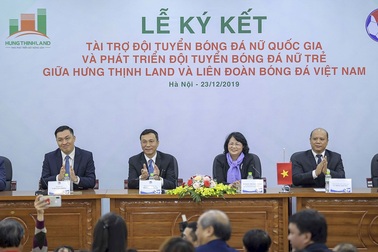 Đội tuyển bóng đá nữ vinh dự đón Phó Chủ tịch nước dự Lễ ký hợp đồng tài trợ