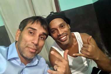 Chưa thoát nạn, Ronaldinho bất ngờ vướng vào nghi án rửa tiền