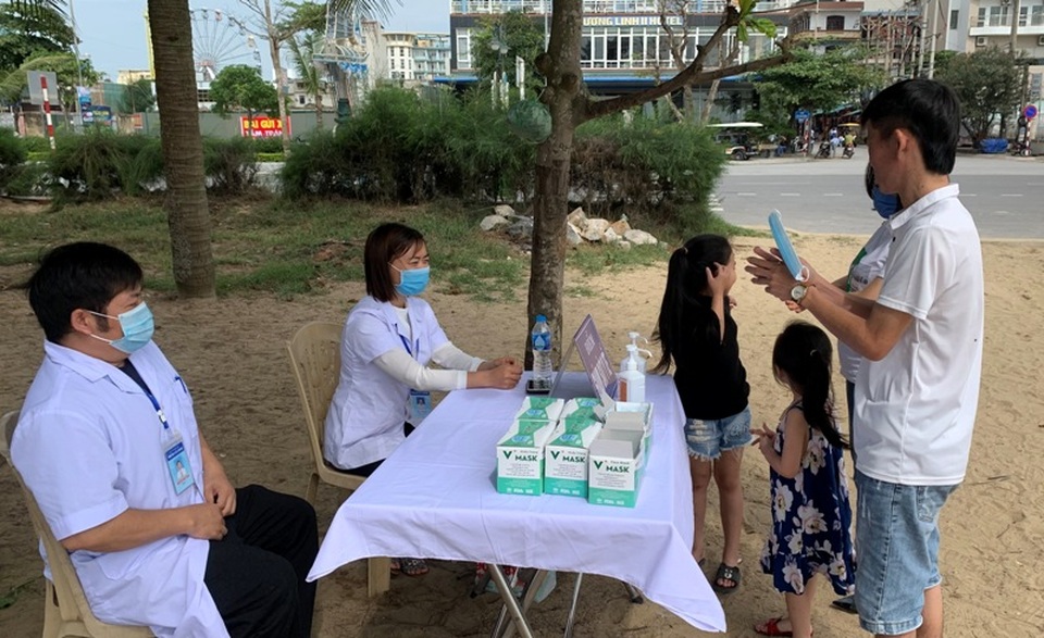 Hình ảnh khác lạ tại bãi biển Sầm Sơn trong ngày đầu nghỉ lễ - 11 Hình ảnh khác lạ tại bãi biển Sầm Sơn trong ngày đầu nghỉ lễ - 11