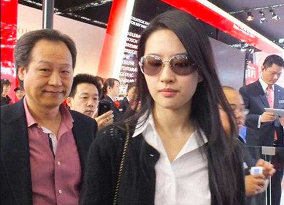 Mối quan hệ kỳ lạ giữa Lưu Diệc Phi và người cha nuôi tỷ phú - 3 Mối quan hệ kỳ lạ giữa Lưu Diệc Phi và người cha nuôi tỷ phú - 3
