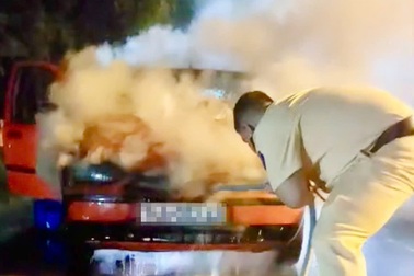 CSGT Tây Ninh cứu 2 người mắc kẹt trong ô tô bốc cháy