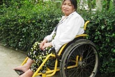 Con trai hành hung người mẹ tật nguyền để lấy vàng 