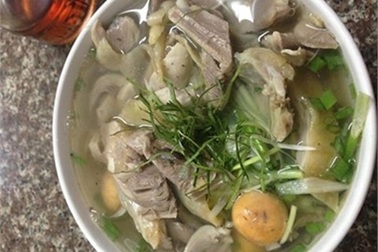 Bát phở 300 nghìn ở Hà Nội: Khách hàng ăn gà tiến vua?