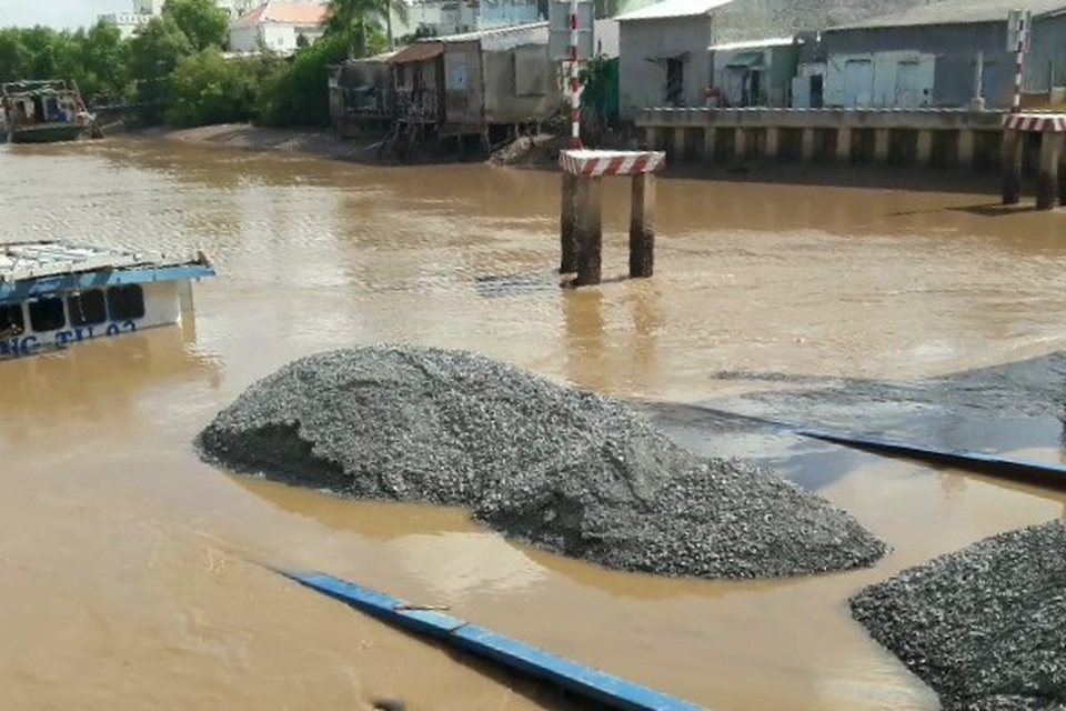 Sà lan trăm tấn liên tiếp chìm ở cống trăm tỷ, Bạc Liêu khẩn tìm giải pháp - 2 Sà lan trăm tấn liên tiếp chìm ở cống trăm tỷ, Bạc Liêu khẩn tìm giải pháp - 2